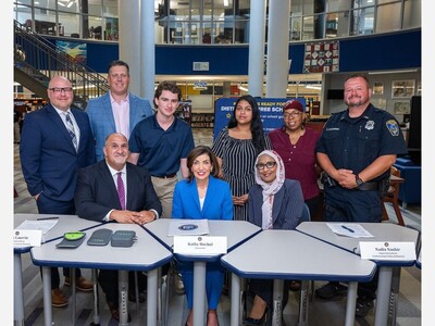 Governor visits Niagara Falls schools