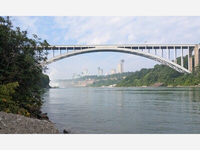 Visitors from Canada plummet